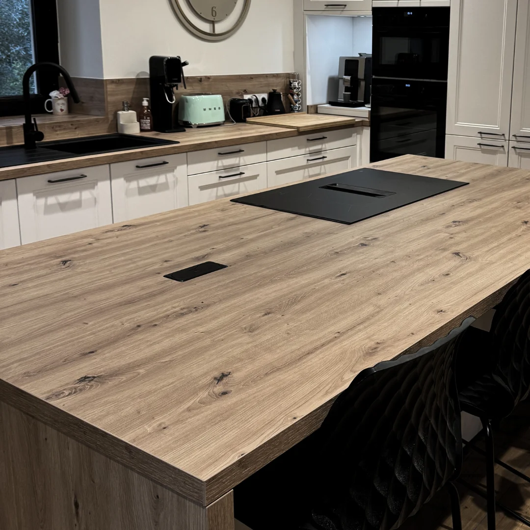 Prise dans plan de travail