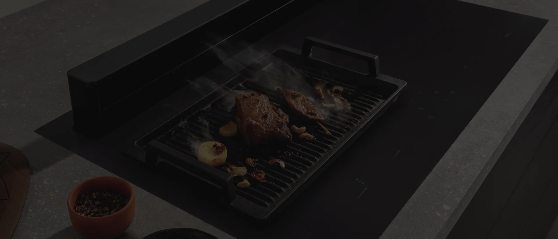 Plaque de cuisson avec hotte intégrée : avantages, inconvénients et conseils pour bien choisir